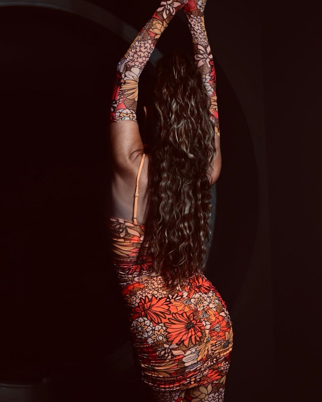 Mariana Rios combinou luvas e meia-calça com o vestido de estampa floral (Foto: Reprodução/Instagram)