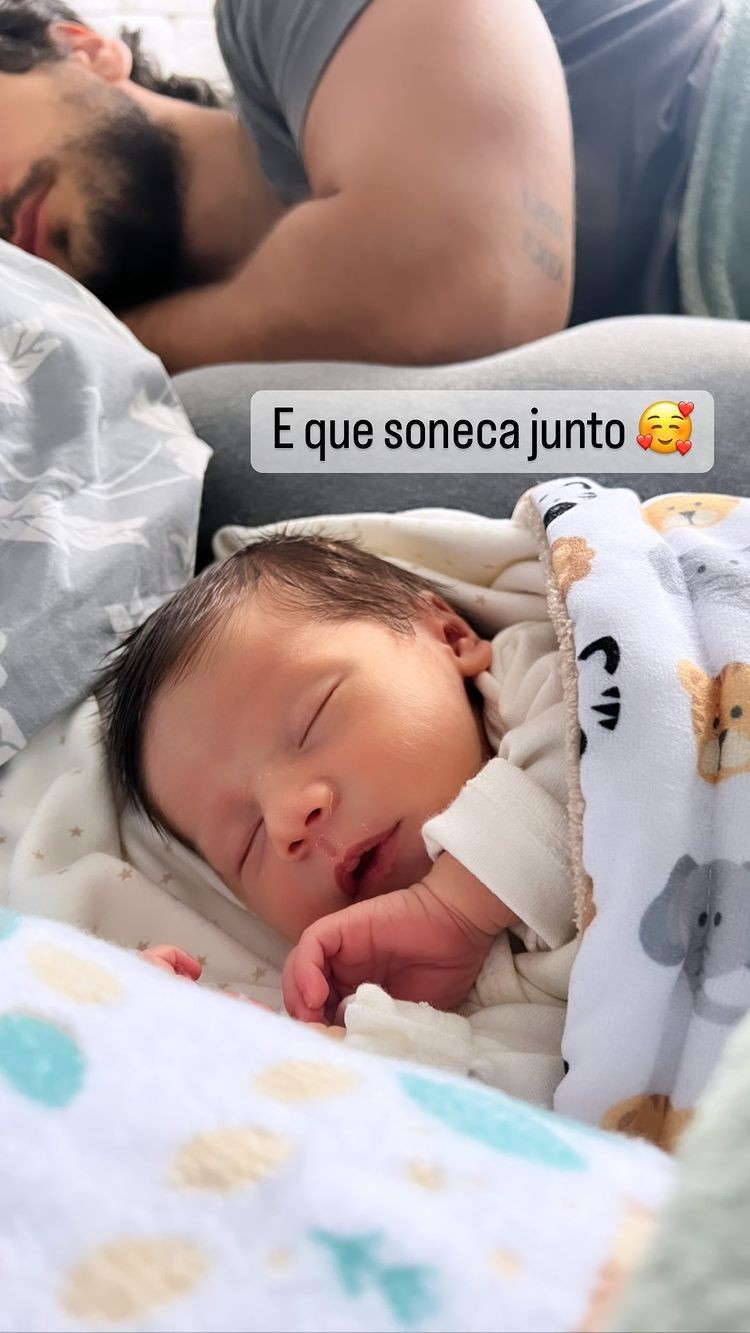 Pérola Faria encanta a web com foto do folho dormindo (Foto: reprodução/instagram)
