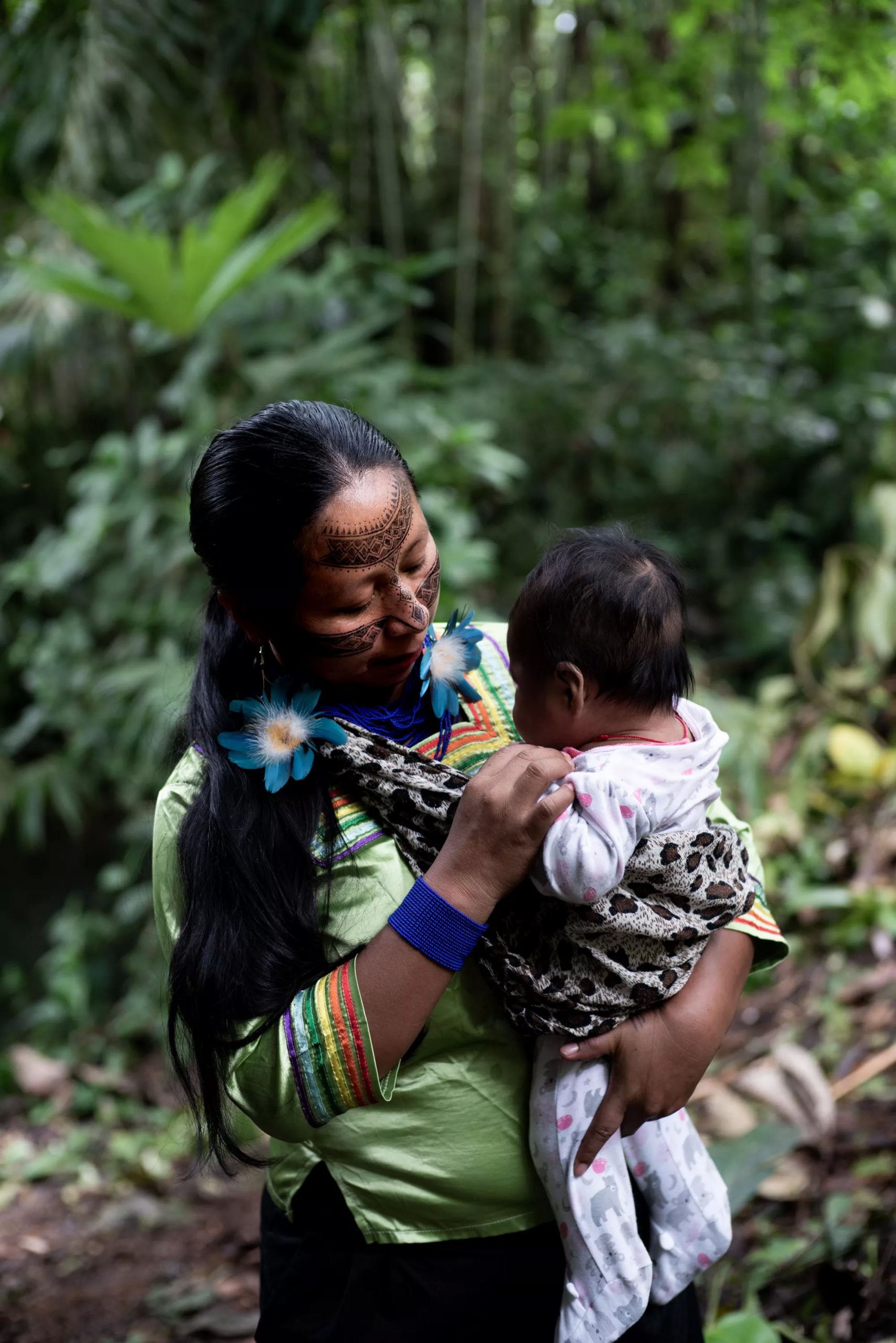 Lineth Calapucha, 36, de Shiwakucha, vice-presidente da nação Kichwa de Pastaza, Equador e membro da Mujeres Amazonicas com seu bebê de quatro meses (Foto: Alice Aedy)
