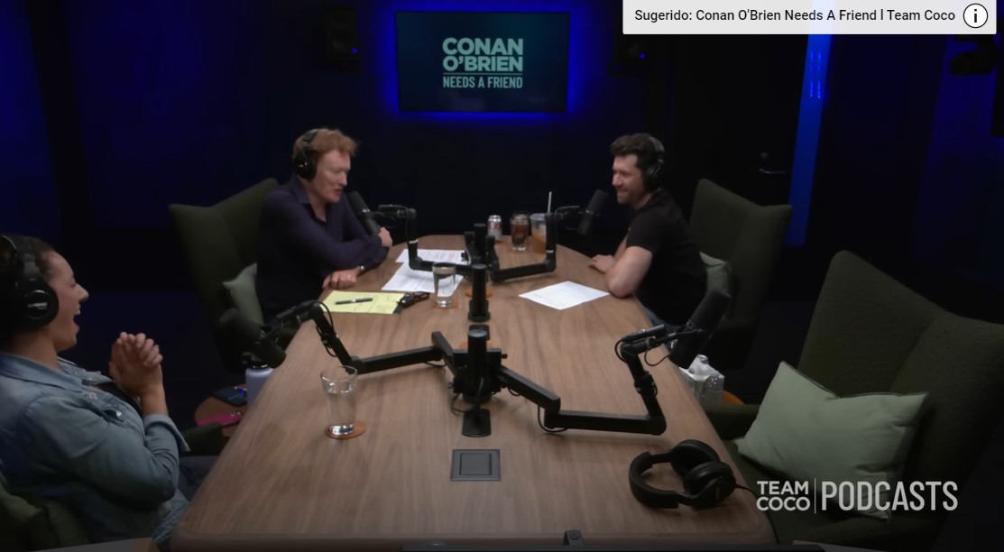 Billy Eichner em bate-papo com o apresentador Conan O’Brien (Foto: reprodução/YouTube)