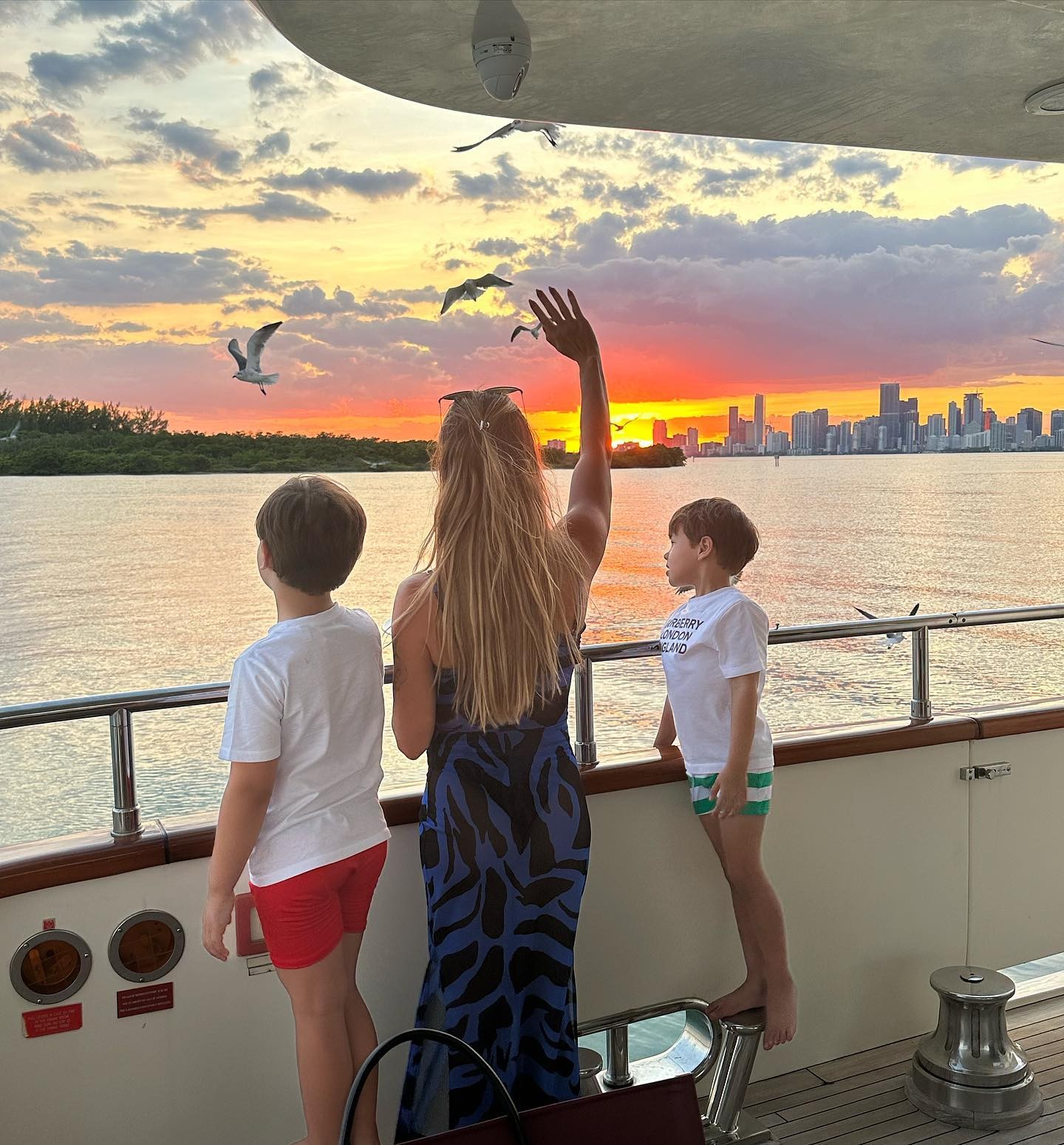 Andressa Suita aproveita passeio de barco com a família (Foto: Reprodução / Instagram)