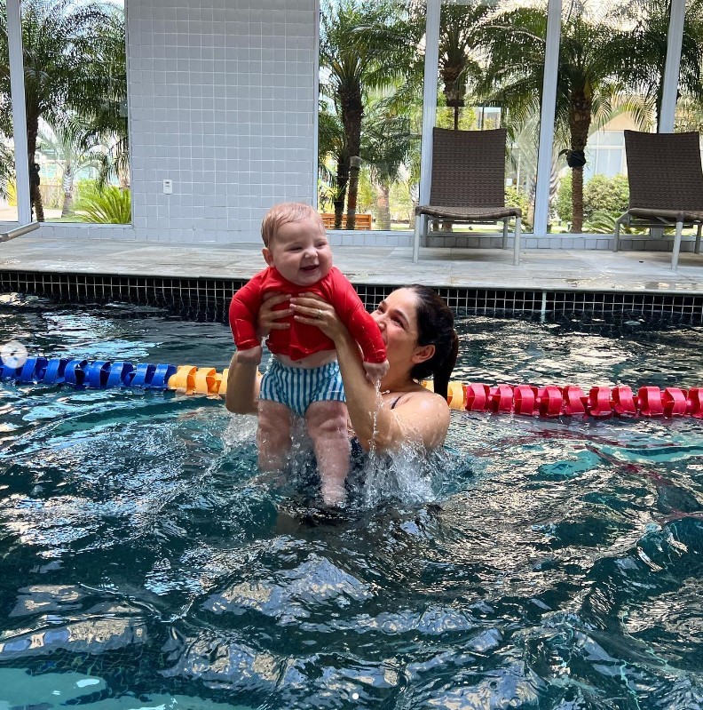 Sabrina Petraglia encanta a web ao mostrar primeira aula de natação do filho (Foto: Reprodução/ Instagram)