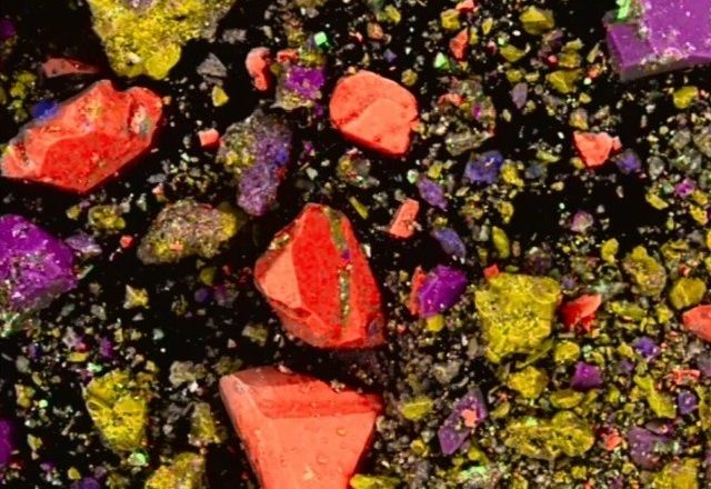 Imagem de microscópio mostra a presença de minerais no batom. Foto: Federico Zorzi/Scientific Reports
