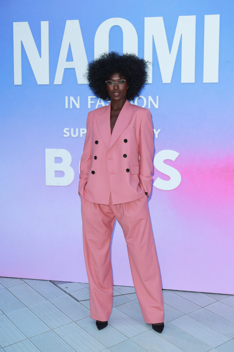 calca pantalona CoresNaomi In Fashion supported by BOSS Jodie Turner Smith 001 original