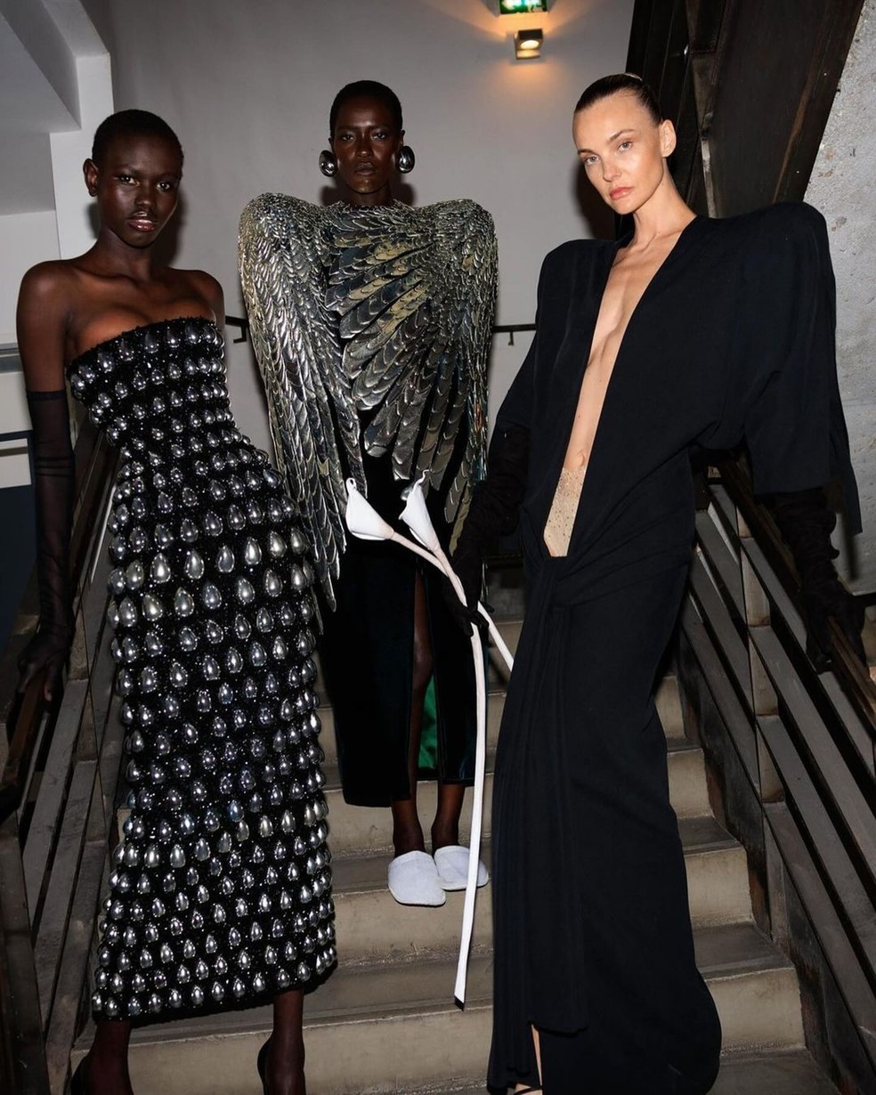 Caroline Trentini e modelos durante desfile da Schiaparelli — Foto: Reprodução/Instagram