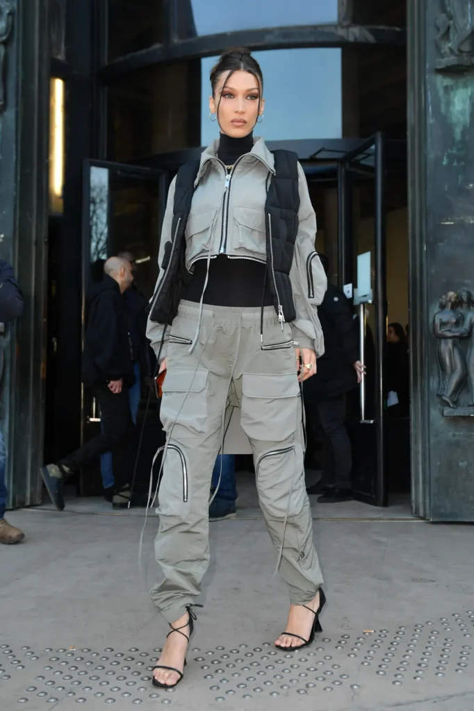 Calça Cargo: A Tendência Que Dominou as Passarelas e Vai Reinar no Street Style em 2025 - Revista ESTILO Calça cargo Bella Hadid - Revista Estilo - Revistas de Moda