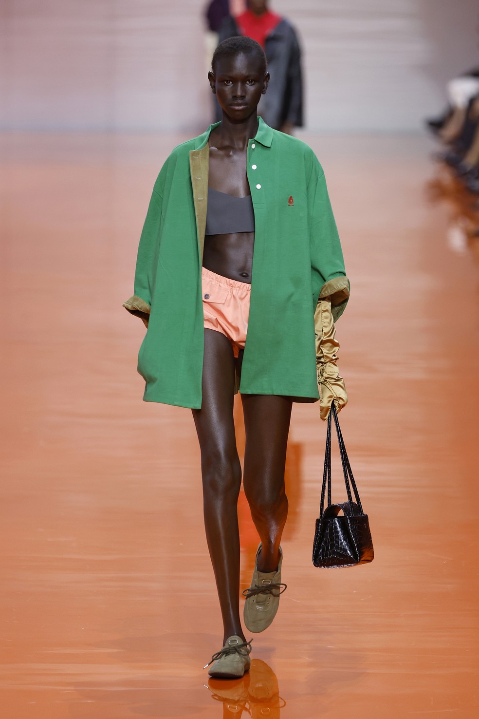 Prada Verao 2026 liberdade uniformes subvertidos e inovacao em Milao - CADERNO DE MODA