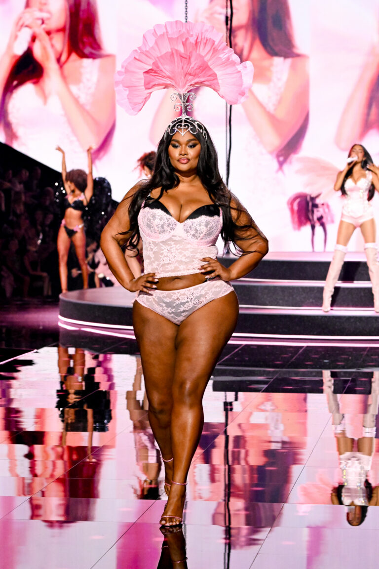 Victoria’s Secret Fashion Show 2025 prova que a marca ainda aposta na mesma fórmula do passado Victoria's Secret Fashion Show 2025 - Uma das estrentes do ano, Precious Lee - Foto: Getty Images