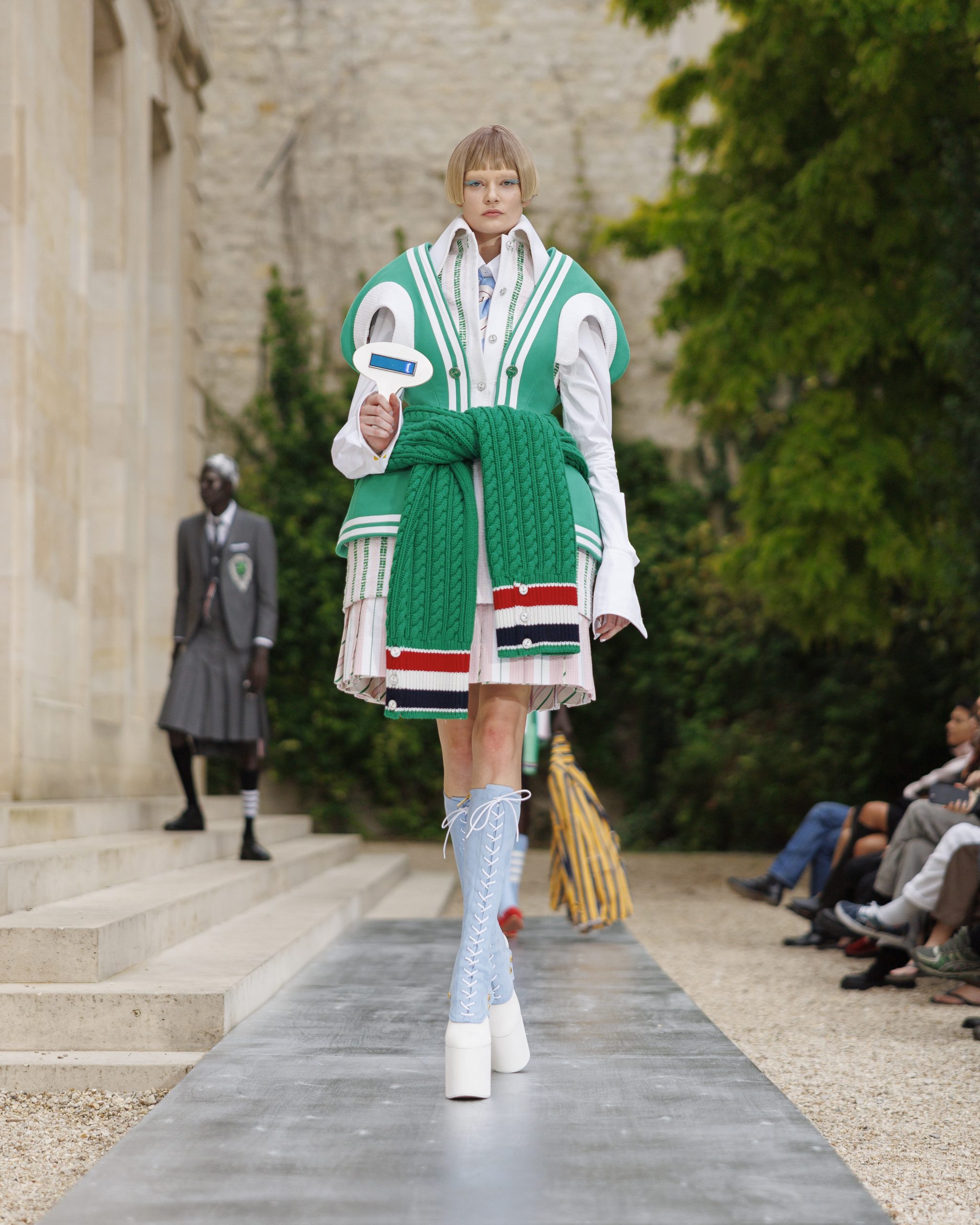 Thom Browne verao 2026 desfile em Paris mistura alienigenas alta costura scaled - CADERNO DE MODA